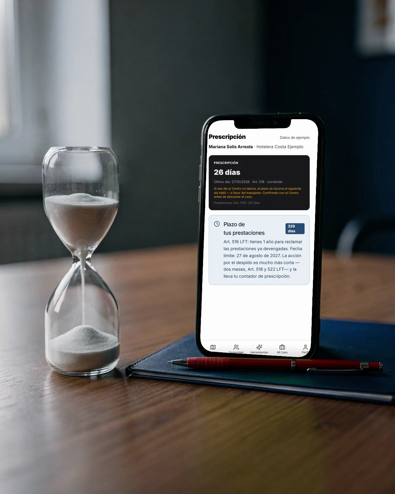 Un teléfono sobre un escritorio, junto a un reloj de arena, con la app abierta en la sección de prescripción y su contador de días (datos de ejemplo).