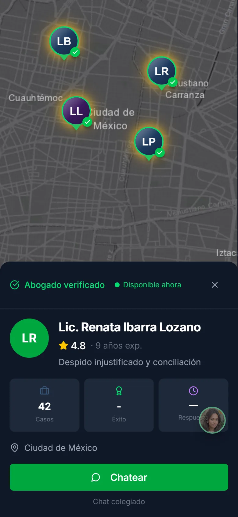Radar en un teléfono: mapa de la Ciudad de México con perfiles de abogados y el perfil de una abogada de ejemplo abierto